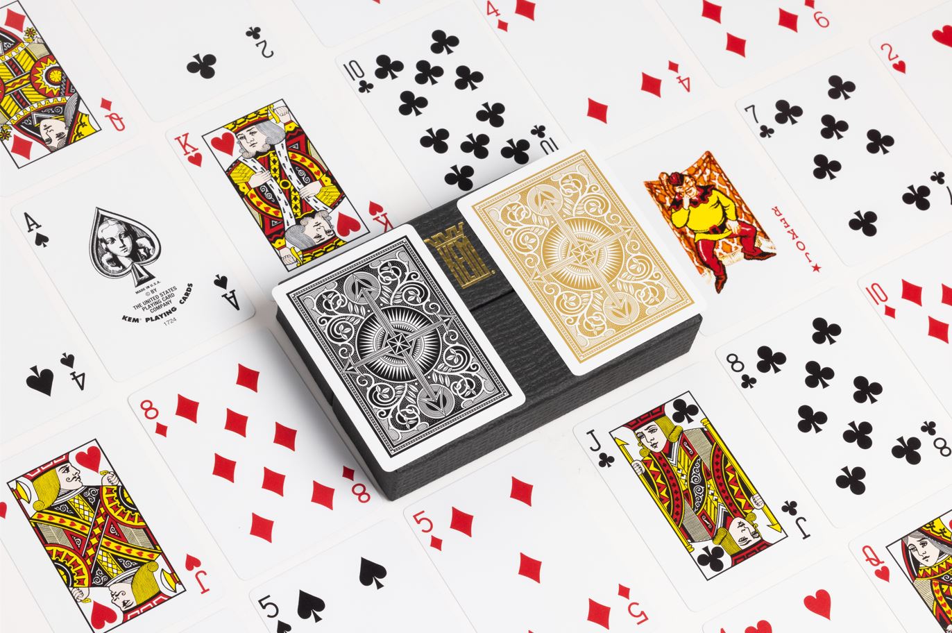 KEM Arrow Spielkarten Schwarz Gold | Premium Pokerkarten