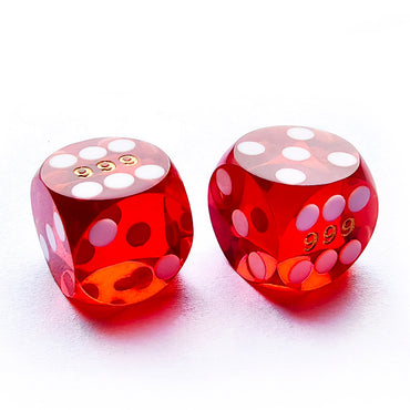 Detailansicht der Seriennummer auf einem 16 mm Präzisionswürfel in Rot