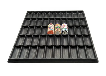 Schwarzer Chiptray mit sortierten Pokerchips in 50 Reihen