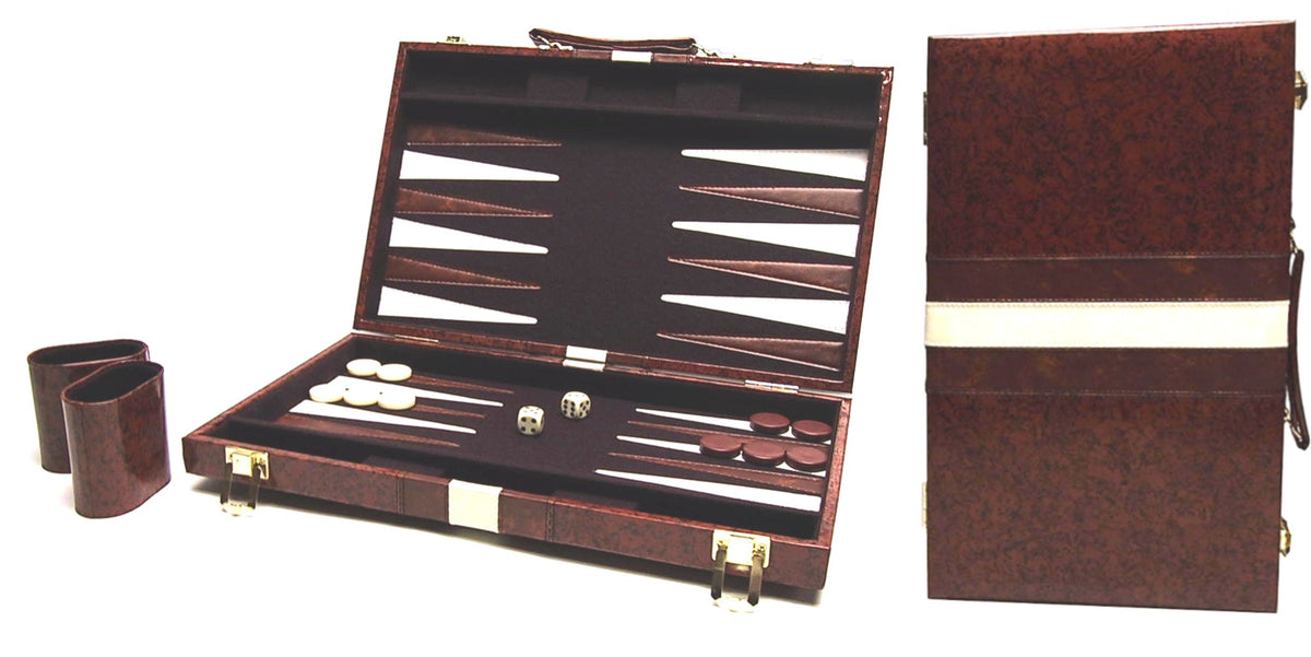 Koffer geschlossen, Frontansicht:
Geschlossener Backgammon-Koffer in Braun mit cremefarbenem Zierstreifen, Tragegriff und goldfarbenen Verschlüssen.