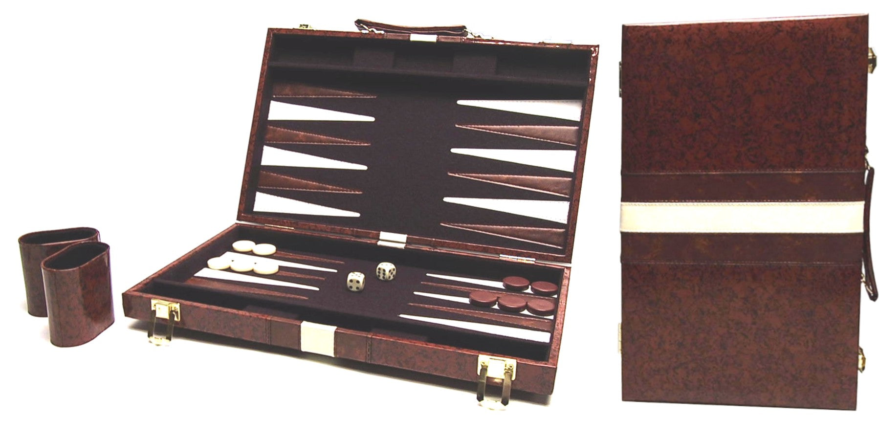 Koffer geschlossen, Frontansicht:
Geschlossener Backgammon-Koffer in Braun mit cremefarbenem Zierstreifen, Tragegriff und goldfarbenen Verschlüssen.