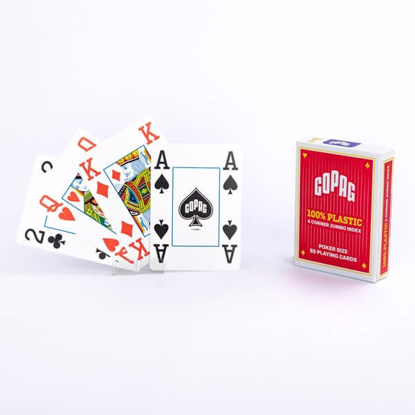COPAG-Pokerkarten im Einsatz am Pokertisch mit Chips und Spieltuch, Rot