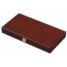 Detailansicht der mahagonifarbenen Holzoberfläche eines Backgammon-Sets mit bedrucktem Spielfeld