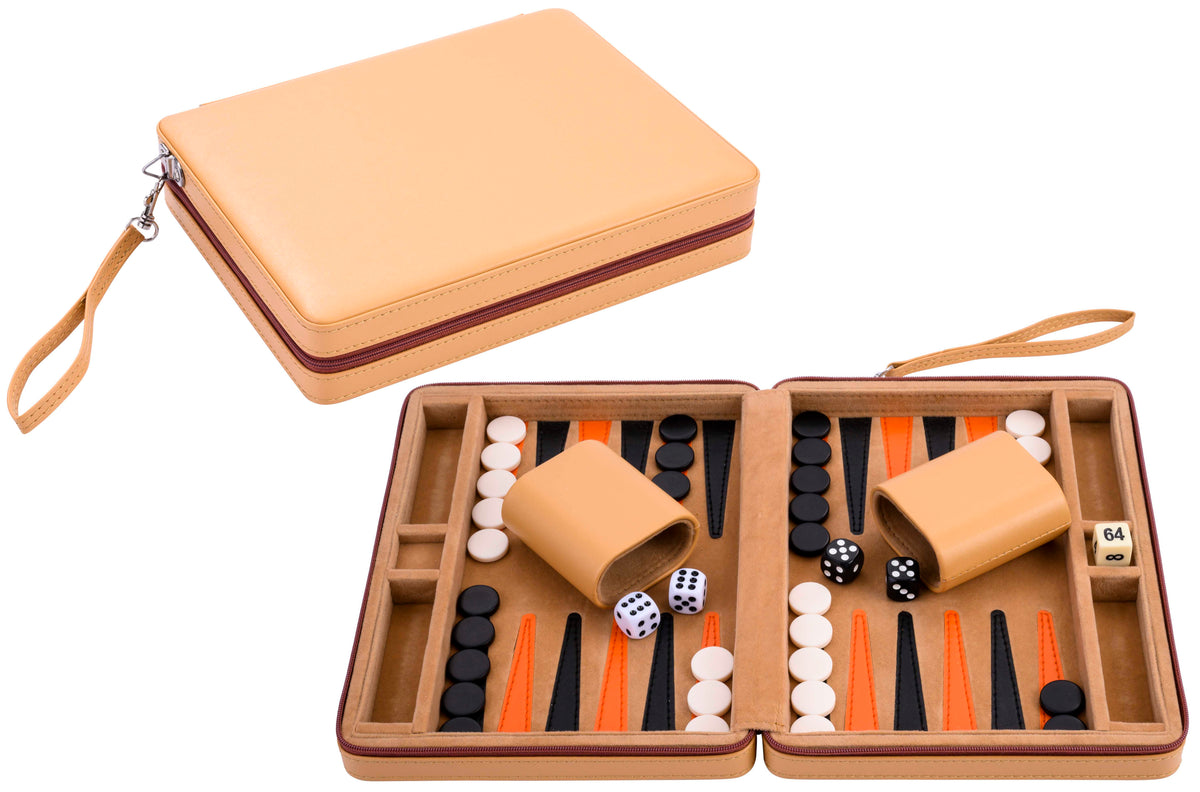 Hauptbild – Koffer geschlossen, Frontansicht:
Kompakter Backgammon-Koffer in Beige mit Reißverschluss und Tragelasche, geschlossen