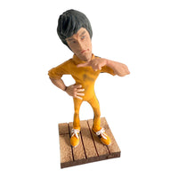 Handbemalte limitierte Sammlerfigur als Hommage an Kampfkunst-Legende im gelben Trainingsanzug, ca. 14 cm hoch, Frontansicht