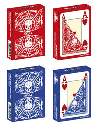 Rote und blaue Modiano Skull Decks im Display – insgesamt 14 Decks (7× rot, 7× blau)