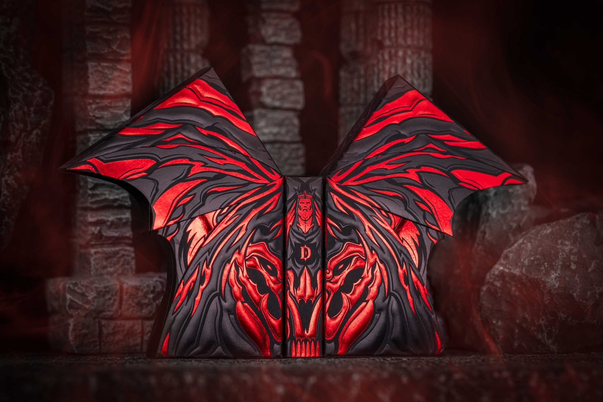 Geöffnete Demon V2 Kartenbox mit Fledermausflügel-Design