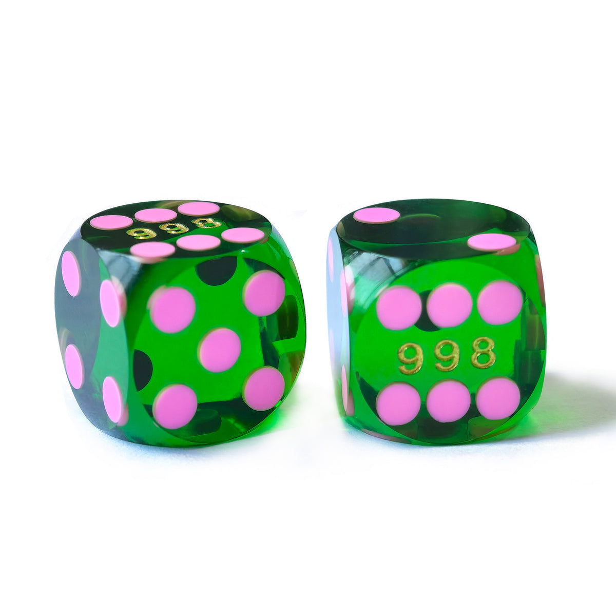 Detailansicht der Seriennummer auf einem 14 mm Präzisionswürfel in Grün mit rosa Dots