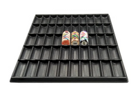 Schwarzer Chiptray mit sortierten Pokerchips in 50 Reihen