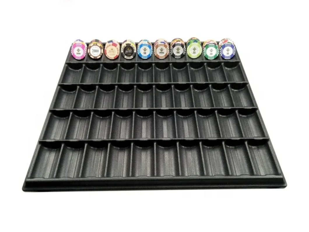 Mehrere stapelbare schwarze Chiptrays für Pokerchips